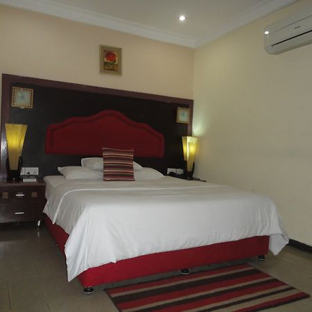 Sdm Tavern And Suites Ibadan Zewnętrze zdjęcie